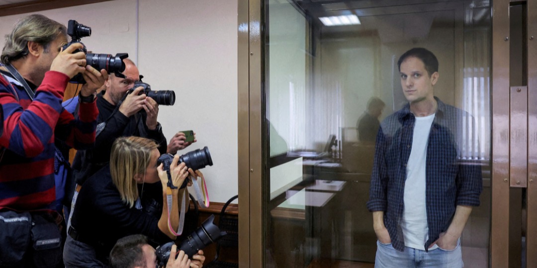 Evan Gershkovich behind class during court appearance in Russia